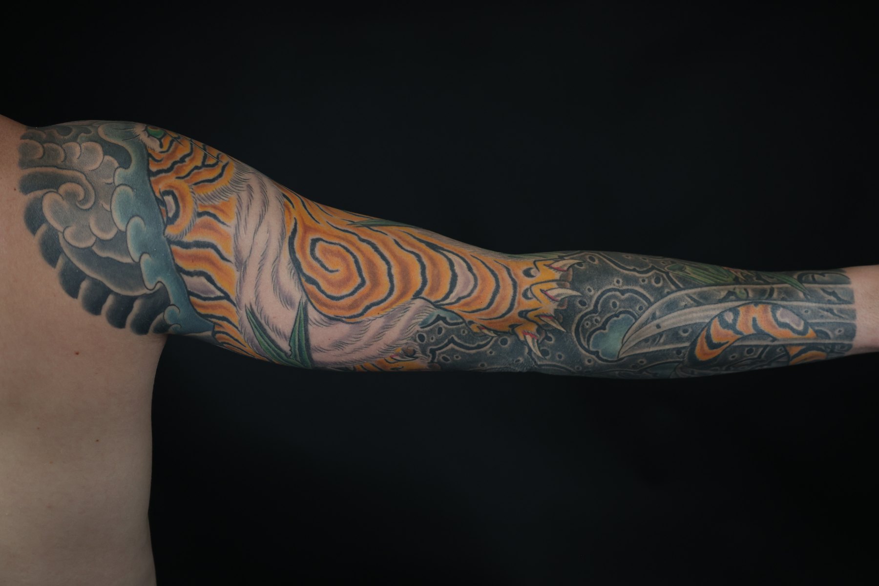 Japanese color sleeve extending along the arm